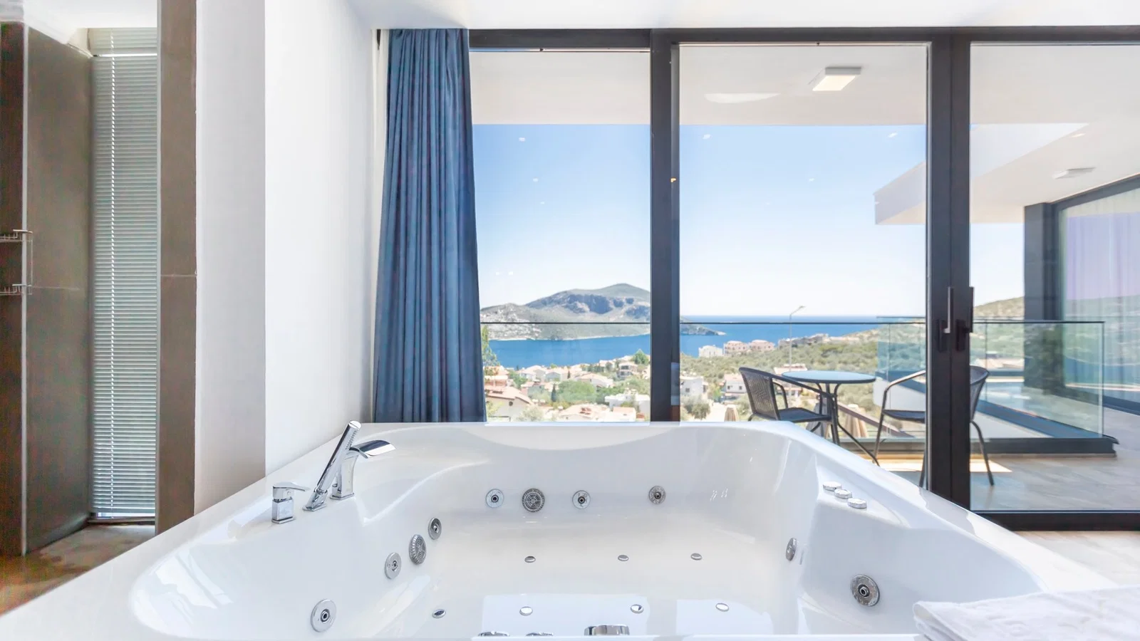 Kalkan’da Merkeze Yakın, Isıtmalı Havuzlu, Jakuzili, Lüks Villa