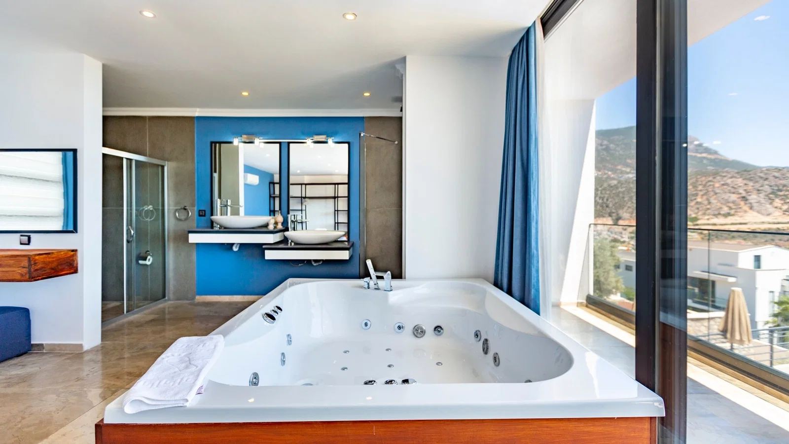 Kalkan’da Merkeze Yakın, Isıtmalı Havuzlu, Jakuzili, Lüks Villa