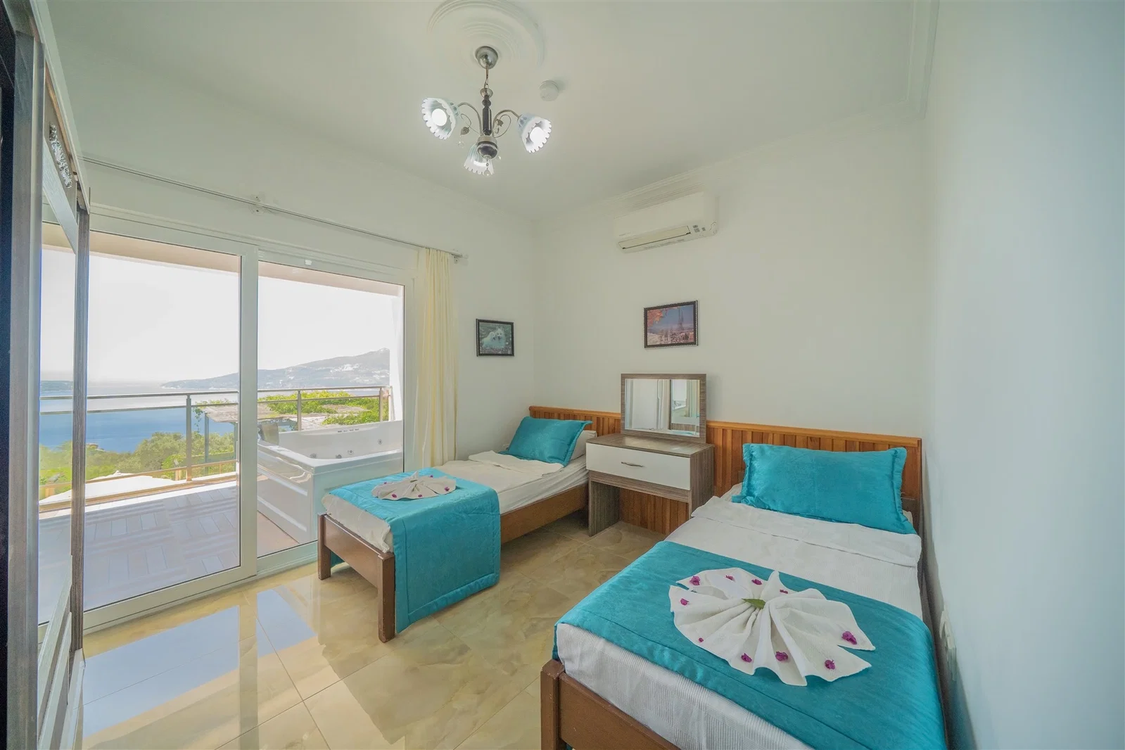 Kalkan’da Deniz Manzaralı, Isıtmalı Havuzlu, 14 Kişilik, Ekonomik Villa