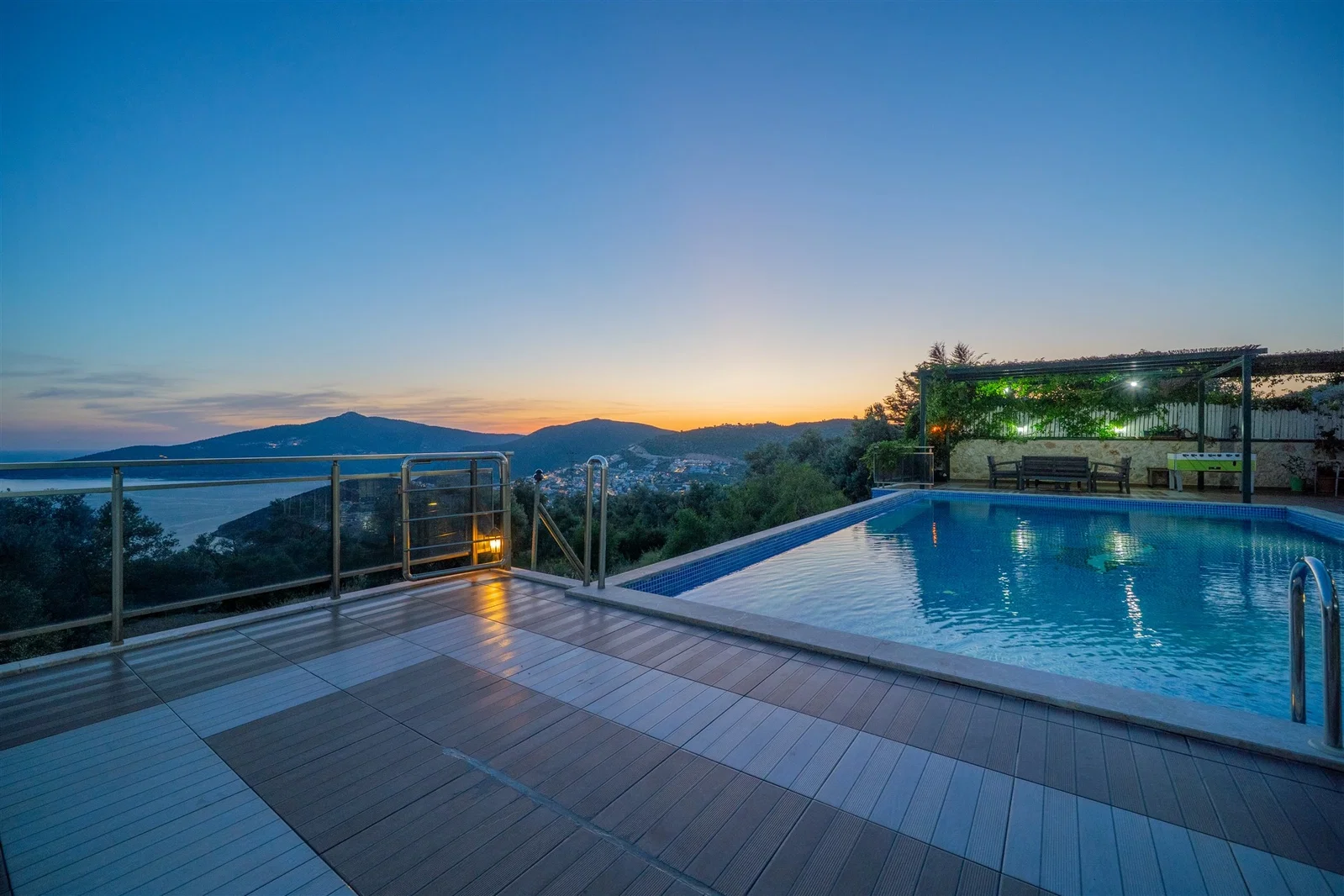 Kalkan’da Deniz Manzaralı, Isıtmalı Havuzlu, 14 Kişilik, Ekonomik Villa