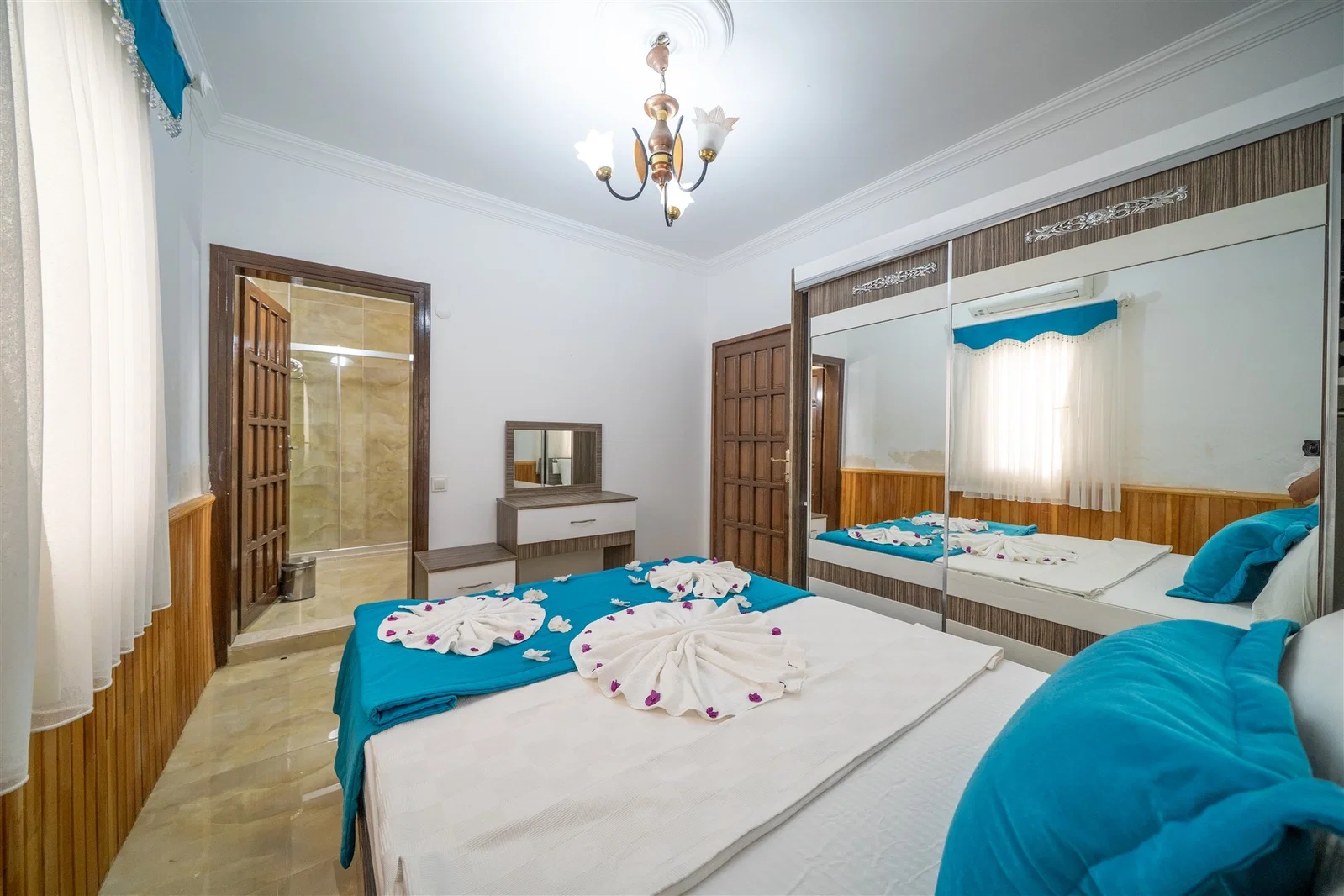 Kalkan’da Deniz Manzaralı, Isıtmalı Havuzlu, 14 Kişilik, Ekonomik Villa