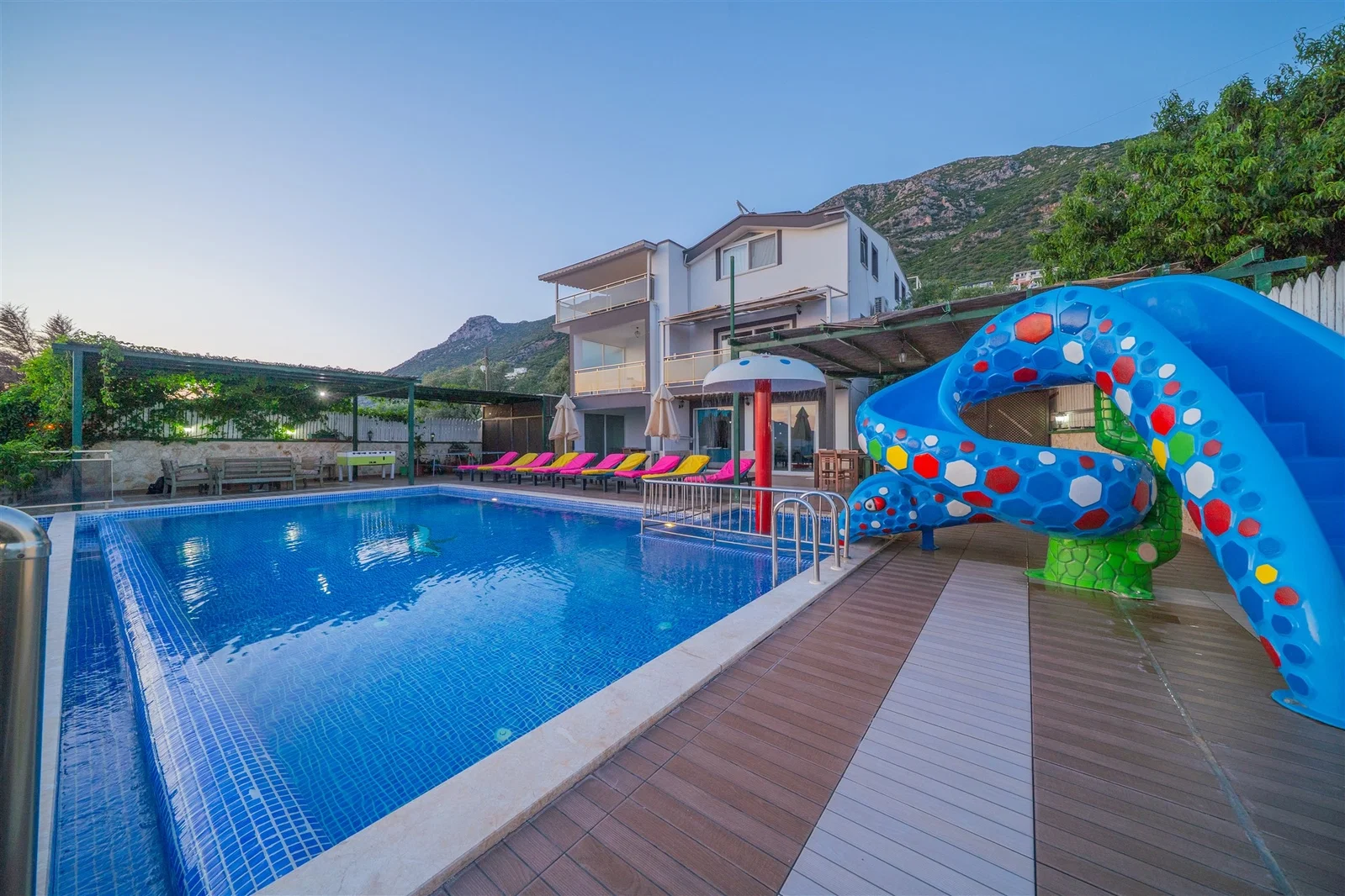 Kalkan’da Deniz Manzaralı, Isıtmalı Havuzlu, 14 Kişilik, Ekonomik Villa
