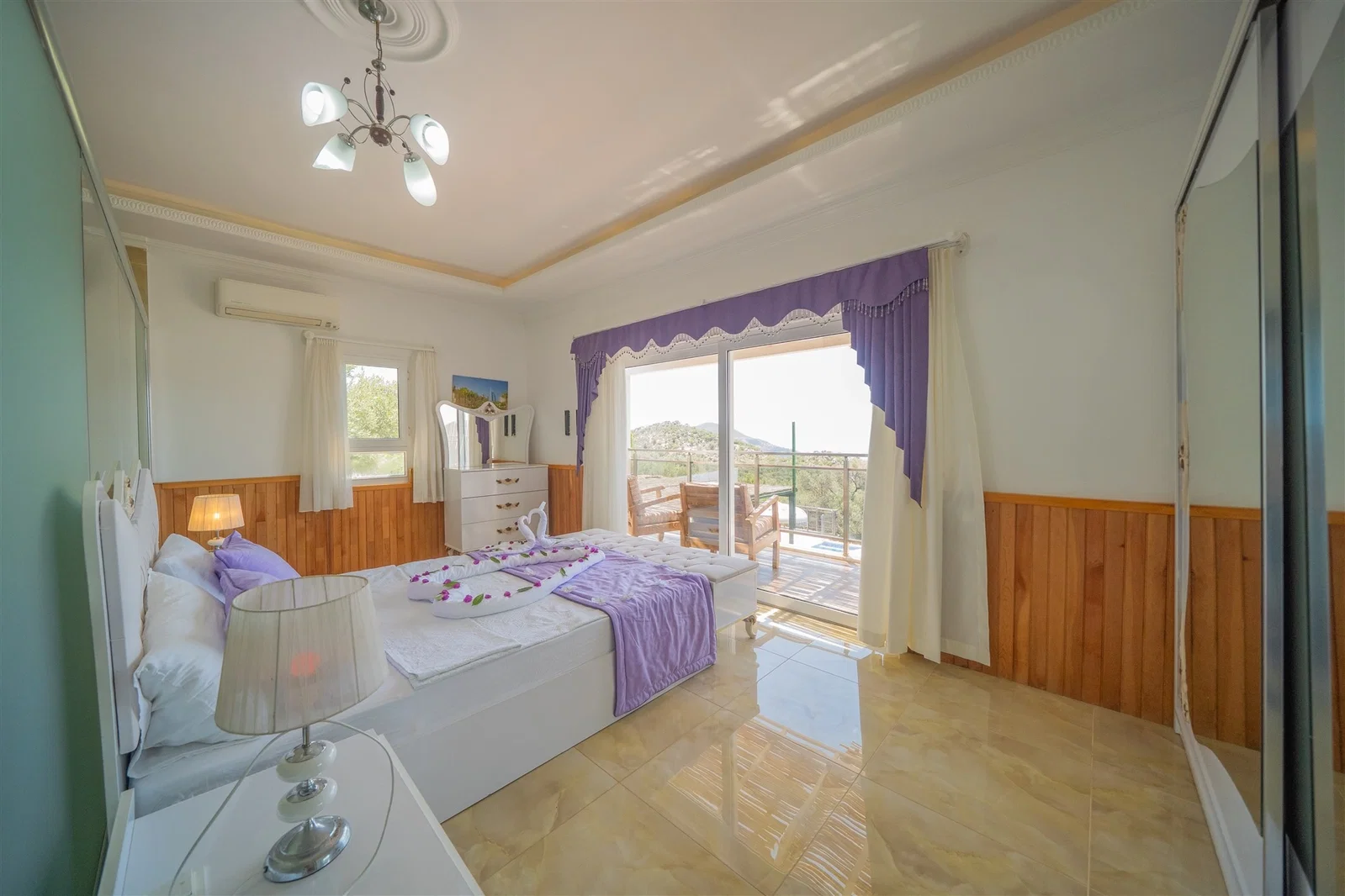 Kalkan’da Deniz Manzaralı, Isıtmalı Havuzlu, 14 Kişilik, Ekonomik Villa