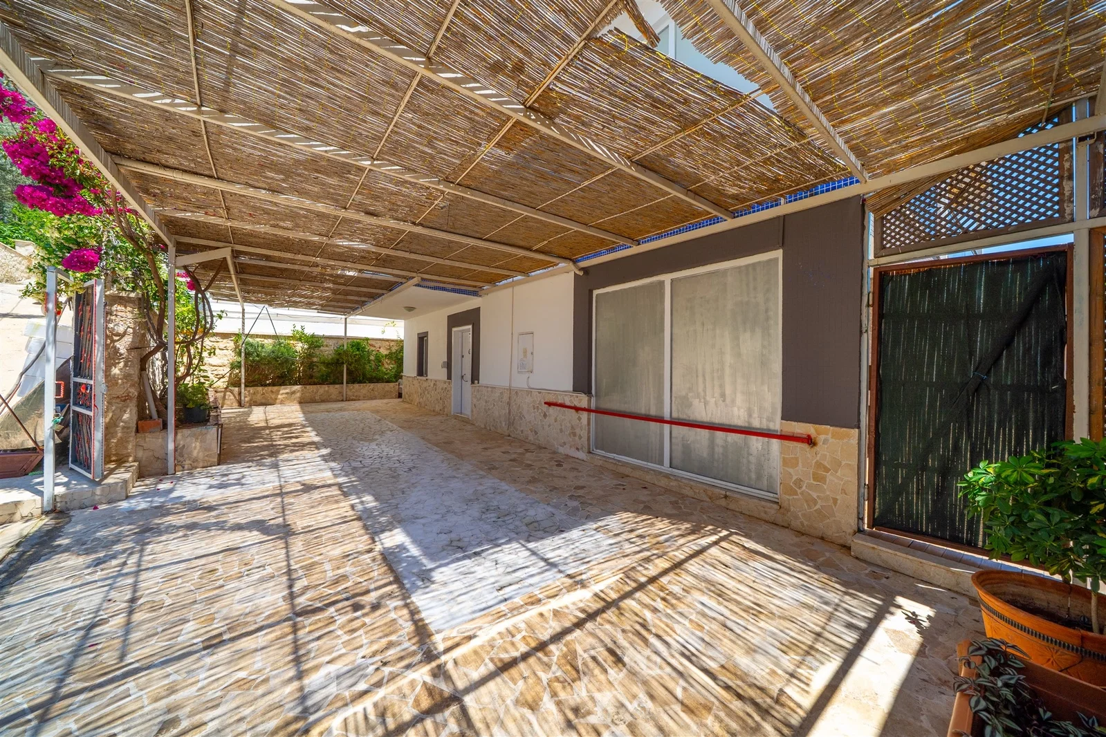 Kalkan’da Deniz Manzaralı, Isıtmalı Havuzlu, 14 Kişilik, Ekonomik Villa