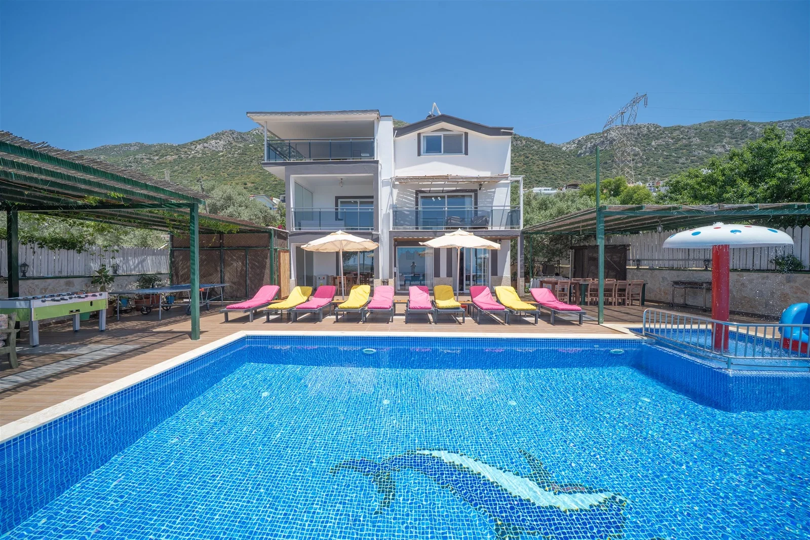 Kalkan’da Deniz Manzaralı, Isıtmalı Havuzlu, 14 Kişilik, Ekonomik Villa