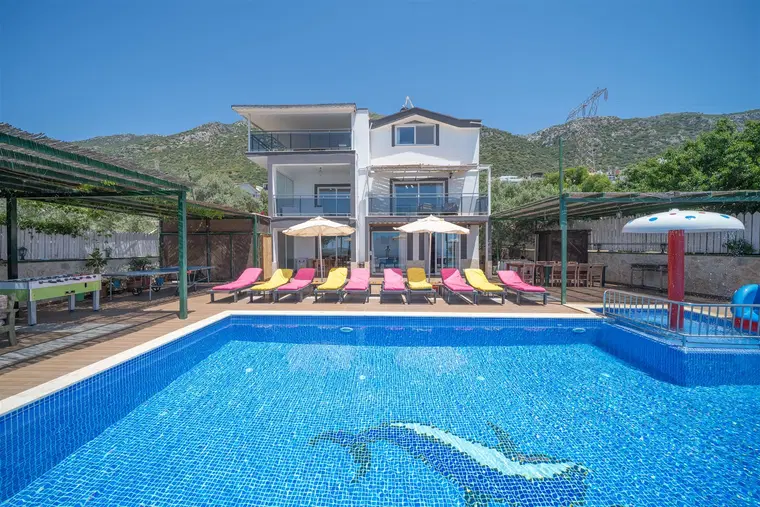 Kalkan’da Deniz Manzaralı, Isıtmalı Havuzlu, 14 Kişilik, Ekonomik Villa