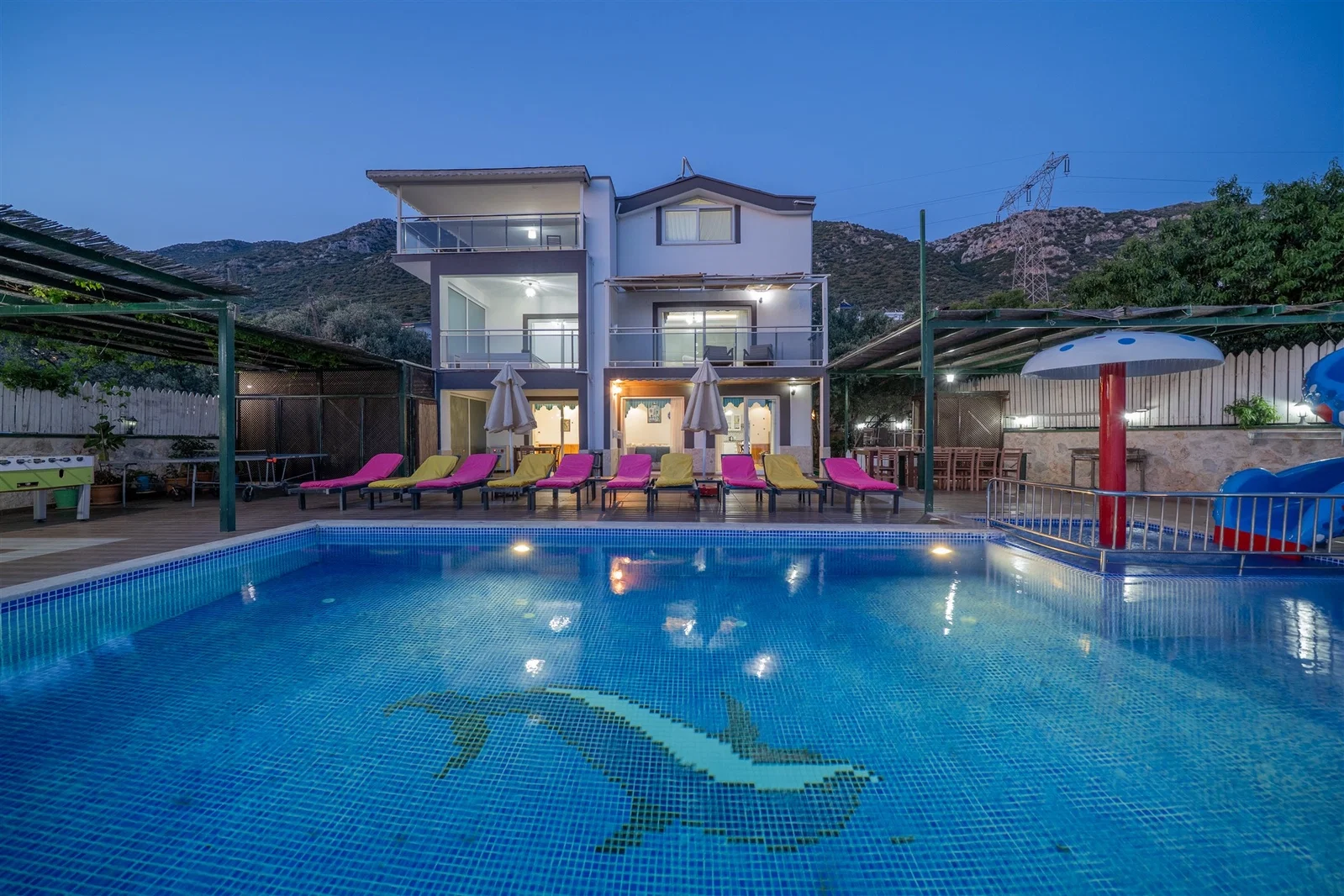 Kalkan’da Deniz Manzaralı, Isıtmalı Havuzlu, 14 Kişilik, Ekonomik Villa