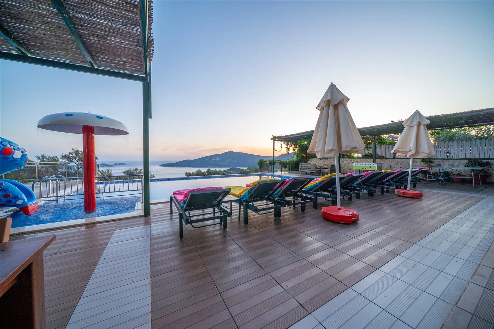 Kalkan’da Deniz Manzaralı, Isıtmalı Havuzlu, 14 Kişilik, Ekonomik Villa