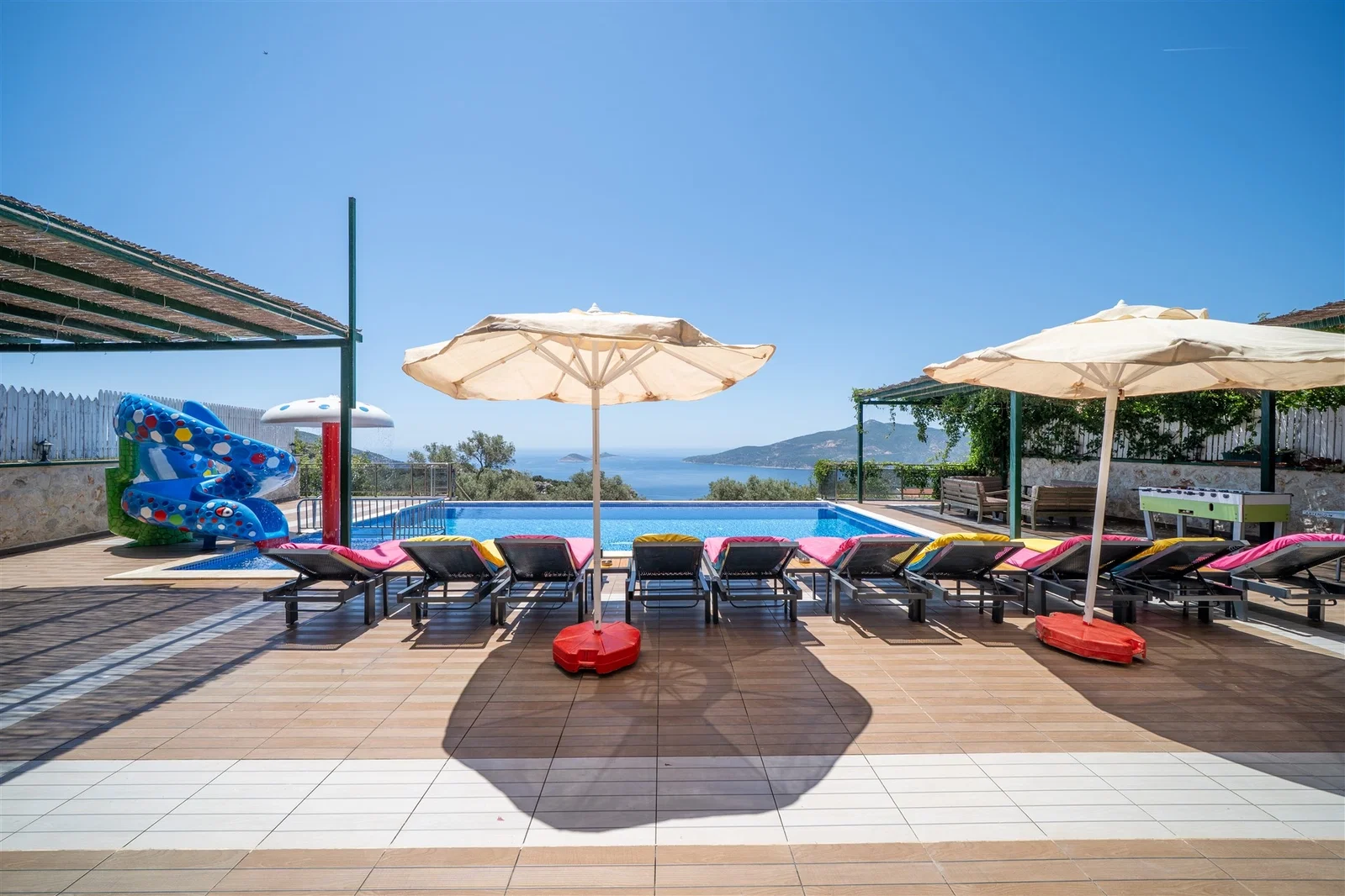 Kalkan’da Deniz Manzaralı, Isıtmalı Havuzlu, 14 Kişilik, Ekonomik Villa