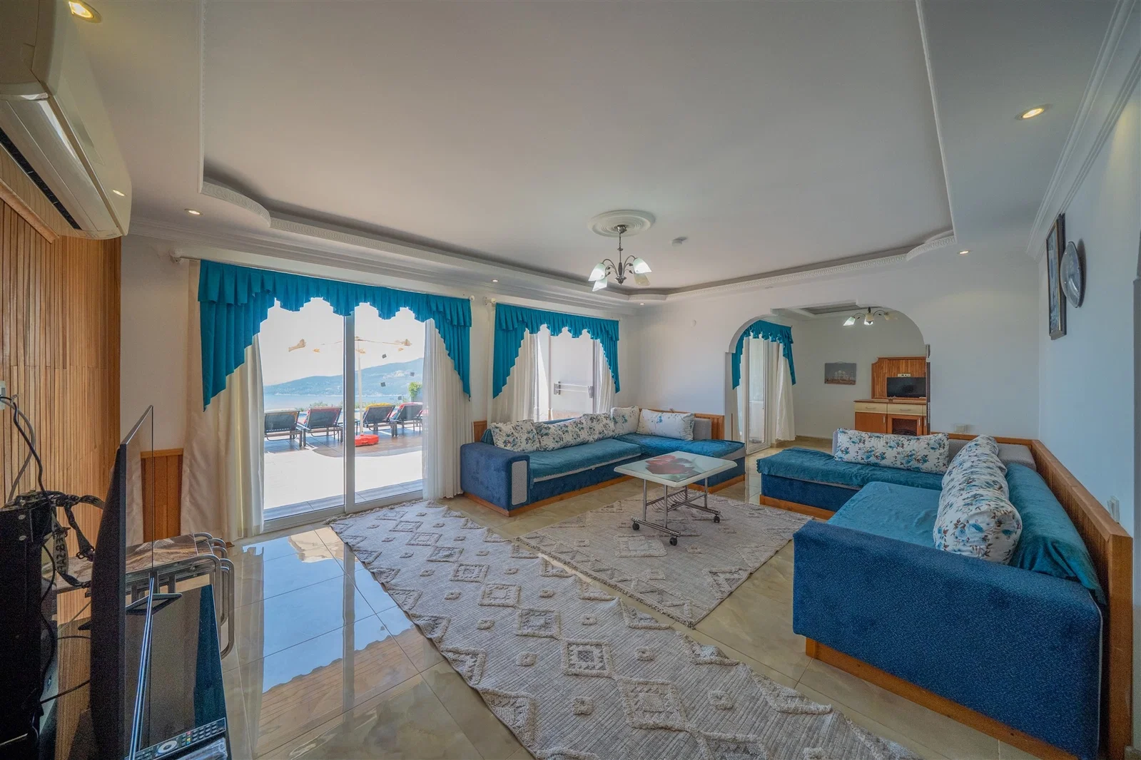Kalkan’da Deniz Manzaralı, Isıtmalı Havuzlu, 14 Kişilik, Ekonomik Villa