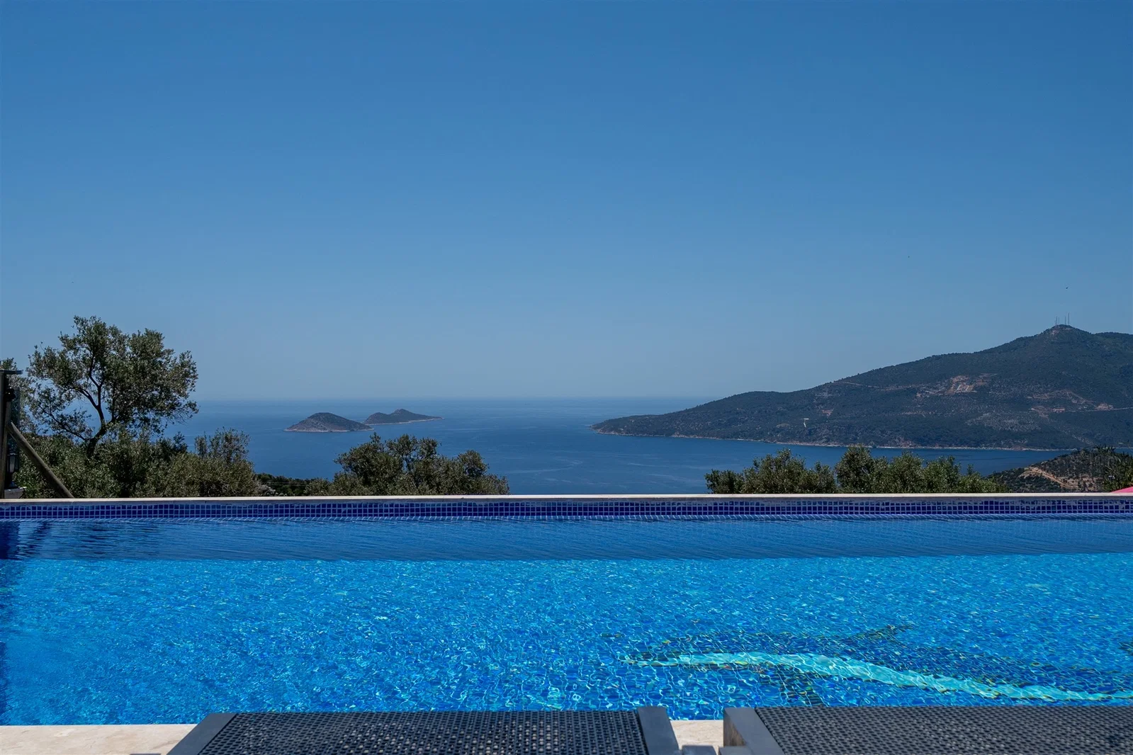 Kalkan’da Deniz Manzaralı, Isıtmalı Havuzlu, 14 Kişilik, Ekonomik Villa