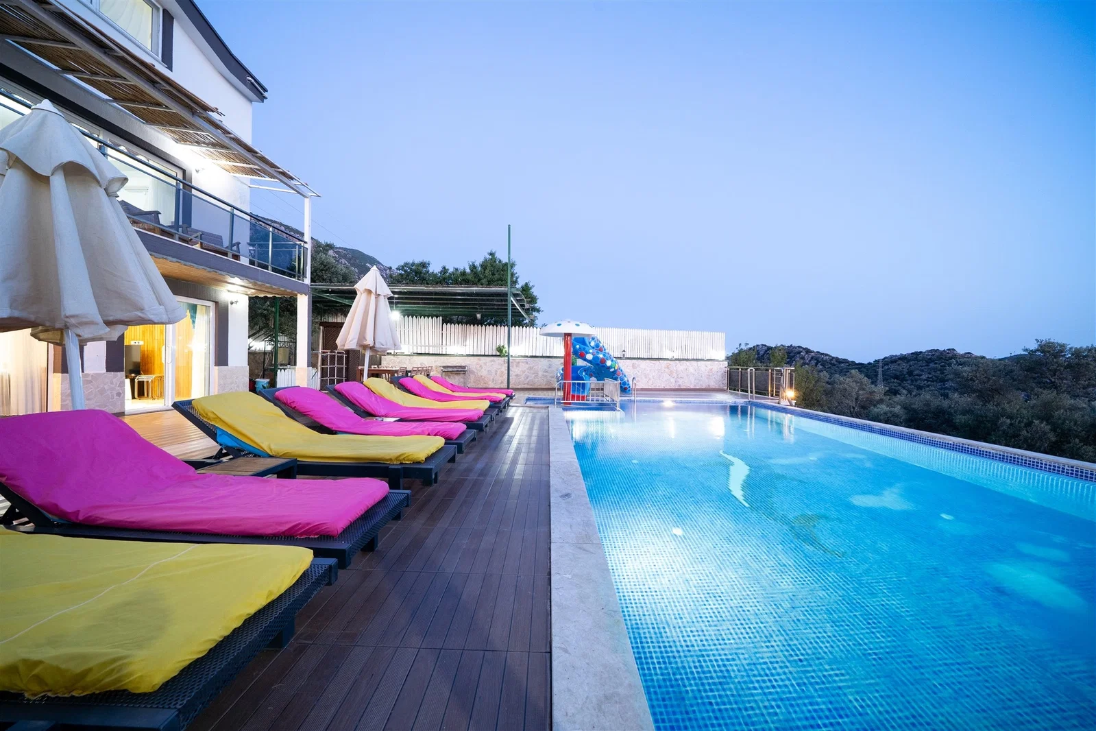 Kalkan’da Deniz Manzaralı, Isıtmalı Havuzlu, 14 Kişilik, Ekonomik Villa