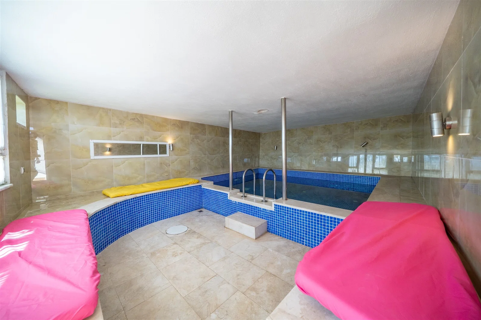Kalkan’da Deniz Manzaralı, Isıtmalı Havuzlu, 14 Kişilik, Ekonomik Villa