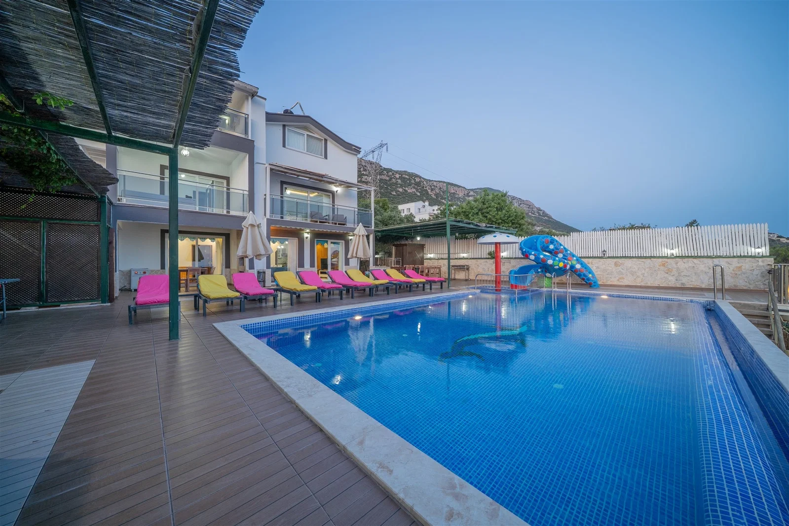 Kalkan’da Deniz Manzaralı, Isıtmalı Havuzlu, 14 Kişilik, Ekonomik Villa