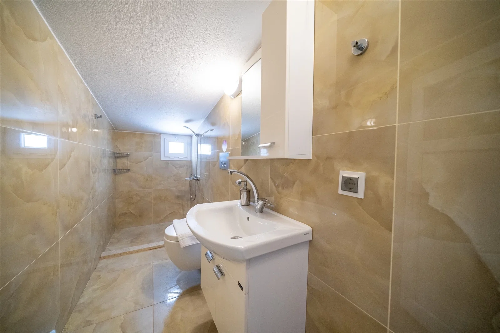 Kalkan’da Deniz Manzaralı, Isıtmalı Havuzlu, 14 Kişilik, Ekonomik Villa