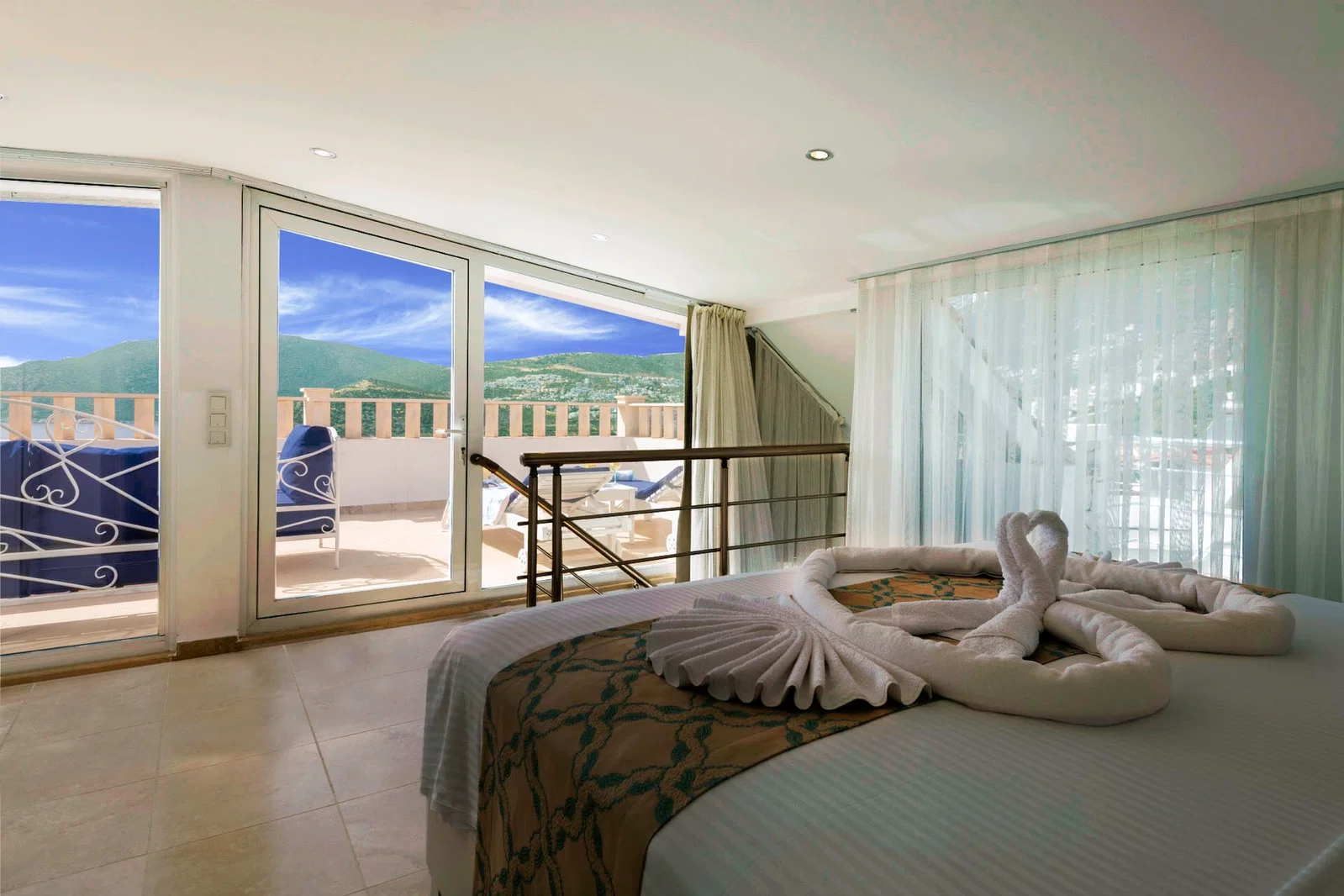 Kalkan’da Deniz Manzaralı, Isıtmalı Havuzlu, 7 Yatak Odalı, Lüks Villa