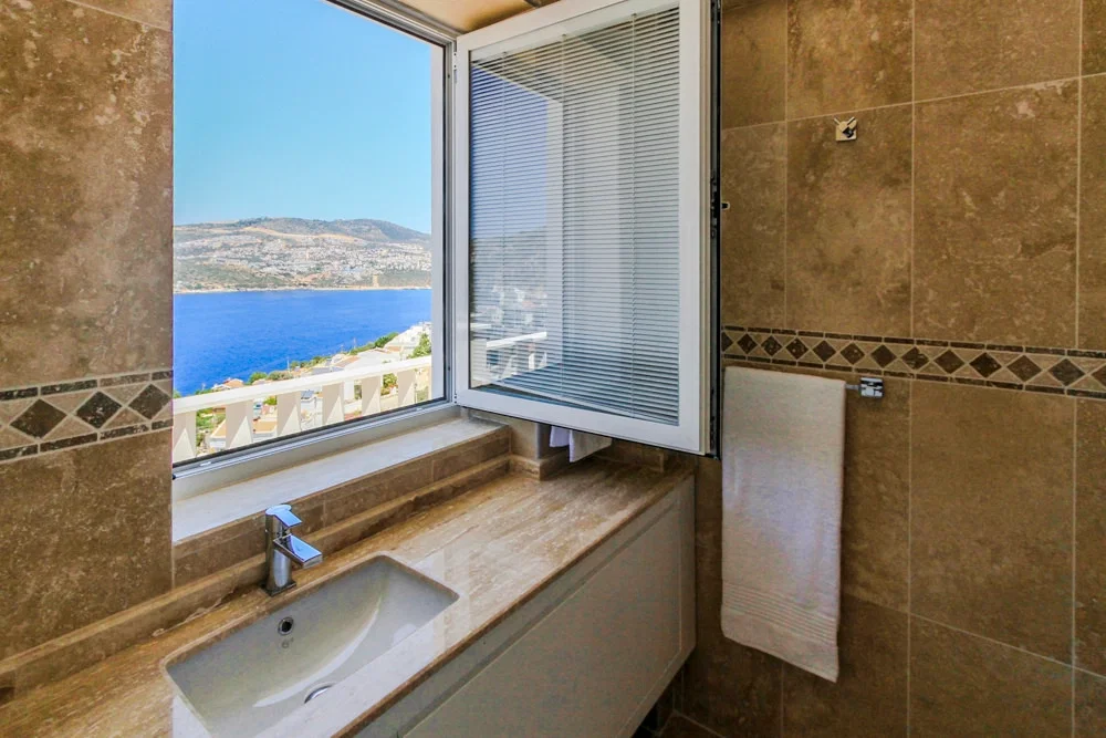 Kalkan’da Deniz Manzaralı, Isıtmalı Havuzlu, 7 Yatak Odalı, Lüks Villa