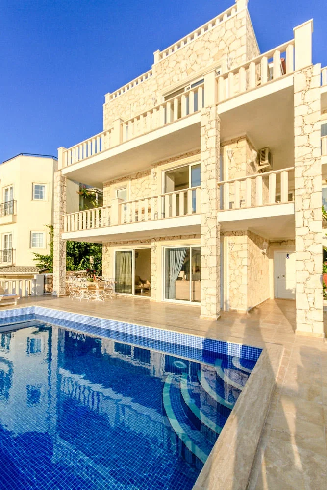 Kalkan’da Deniz Manzaralı, Isıtmalı Havuzlu, 7 Yatak Odalı, Lüks Villa
