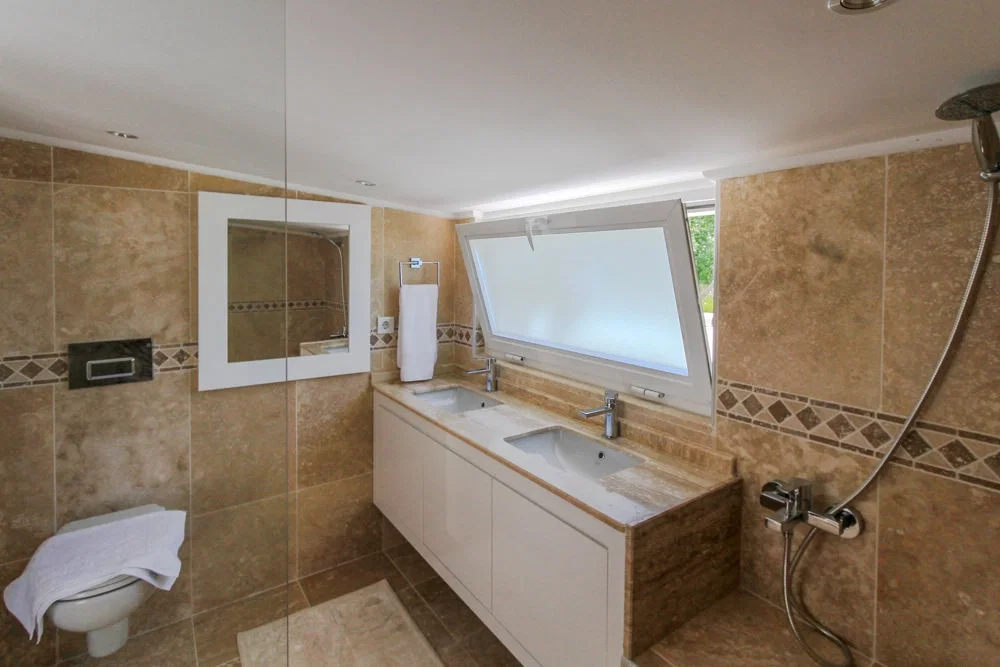 Kalkan’da Deniz Manzaralı, Isıtmalı Havuzlu, 7 Yatak Odalı, Lüks Villa