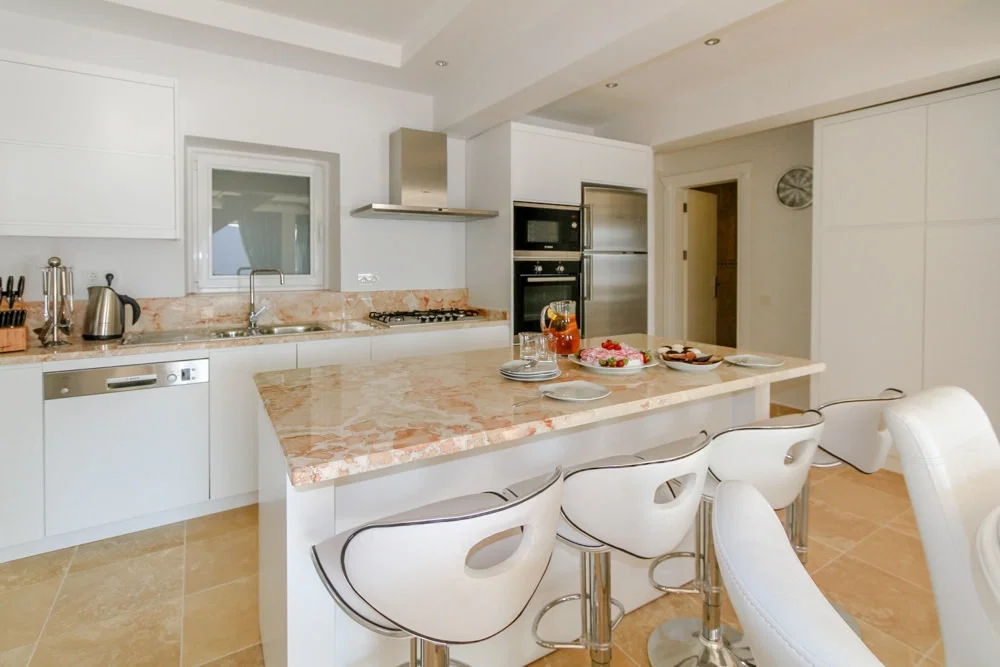 Kalkan’da Deniz Manzaralı, Isıtmalı Havuzlu, 7 Yatak Odalı, Lüks Villa