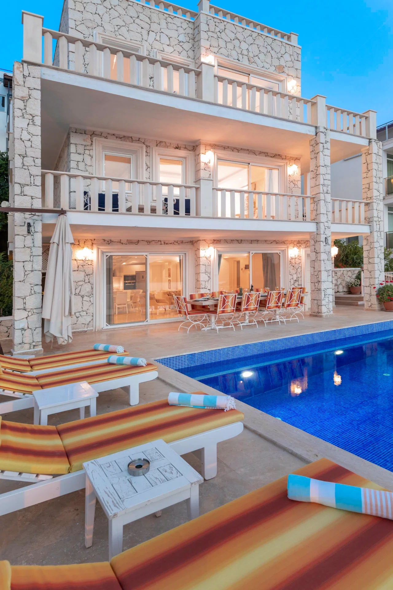 Kalkan’da Deniz Manzaralı, Isıtmalı Havuzlu, 7 Yatak Odalı, Lüks Villa