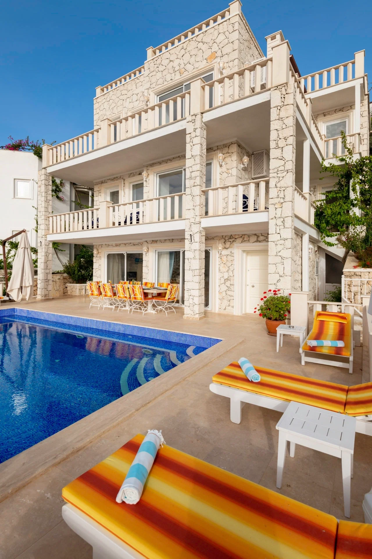 Kalkan’da Deniz Manzaralı, Isıtmalı Havuzlu, 7 Yatak Odalı, Lüks Villa