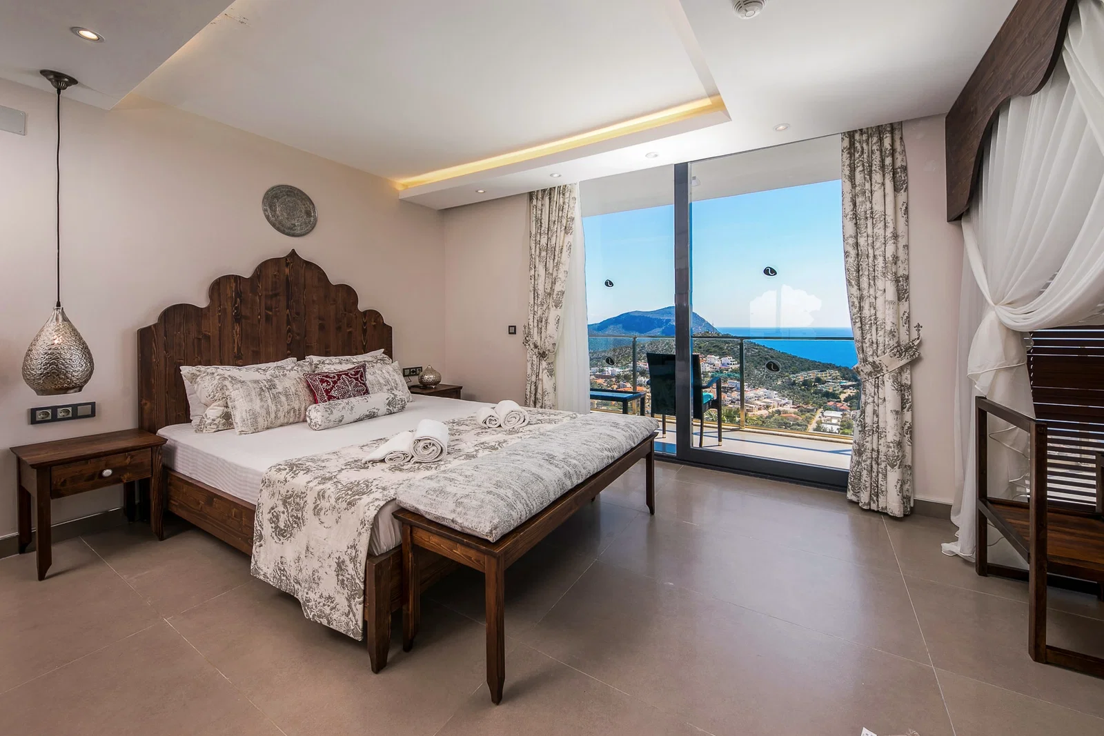 Kalkan’da Merkeze Yakın, Özel Havuzlu, 5 Yatak Odalı, Lüks Villa