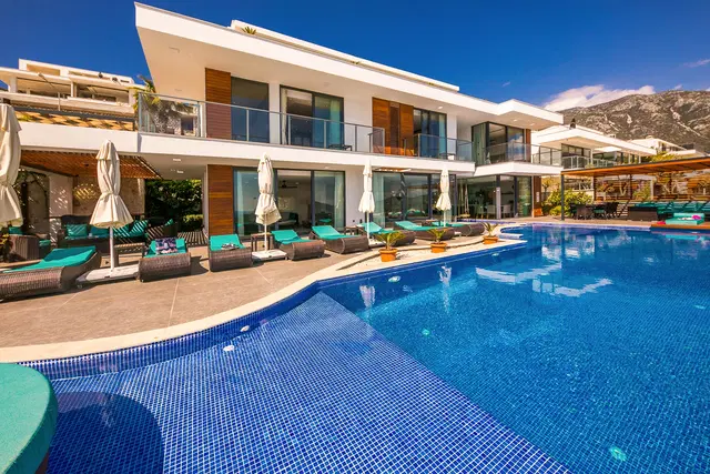 Kalkan’da Merkeze Yakın, Özel Havuzlu, 5 Yatak Odalı, Lüks Villa