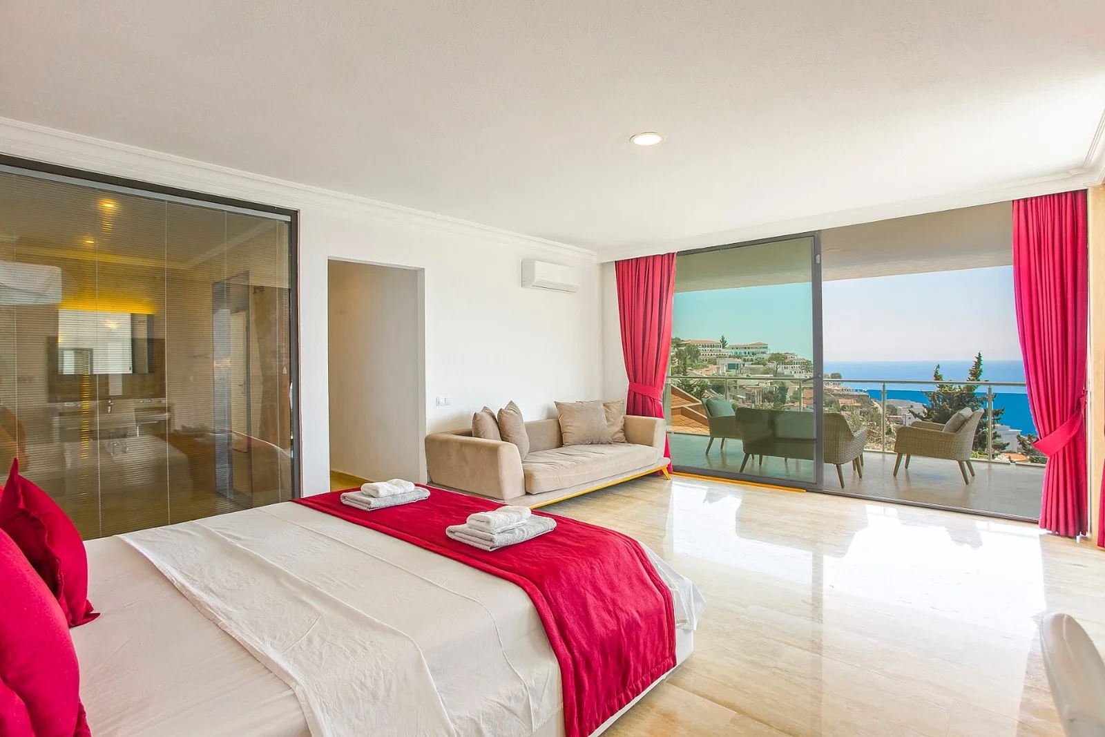 Kalkan’da Deniz Manzaralı, Isıtmalı Havuzlu, 14 Kişilik, Lüks Villa