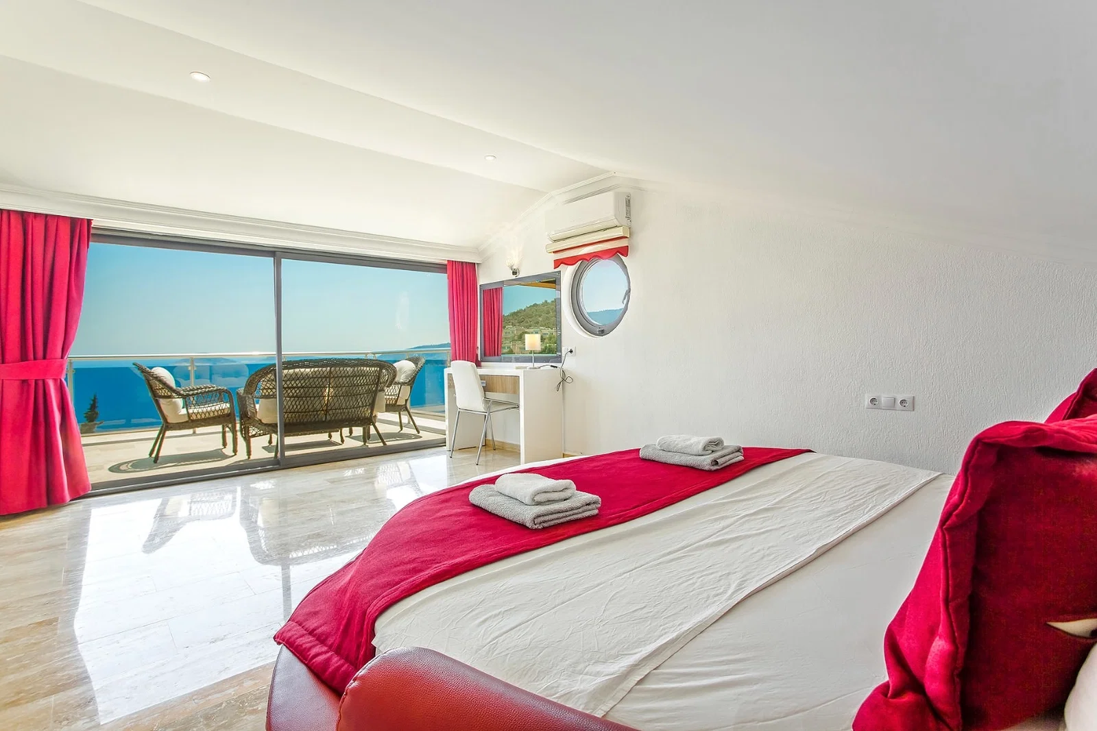 Kalkan’da Deniz Manzaralı, Isıtmalı Havuzlu, 14 Kişilik, Lüks Villa