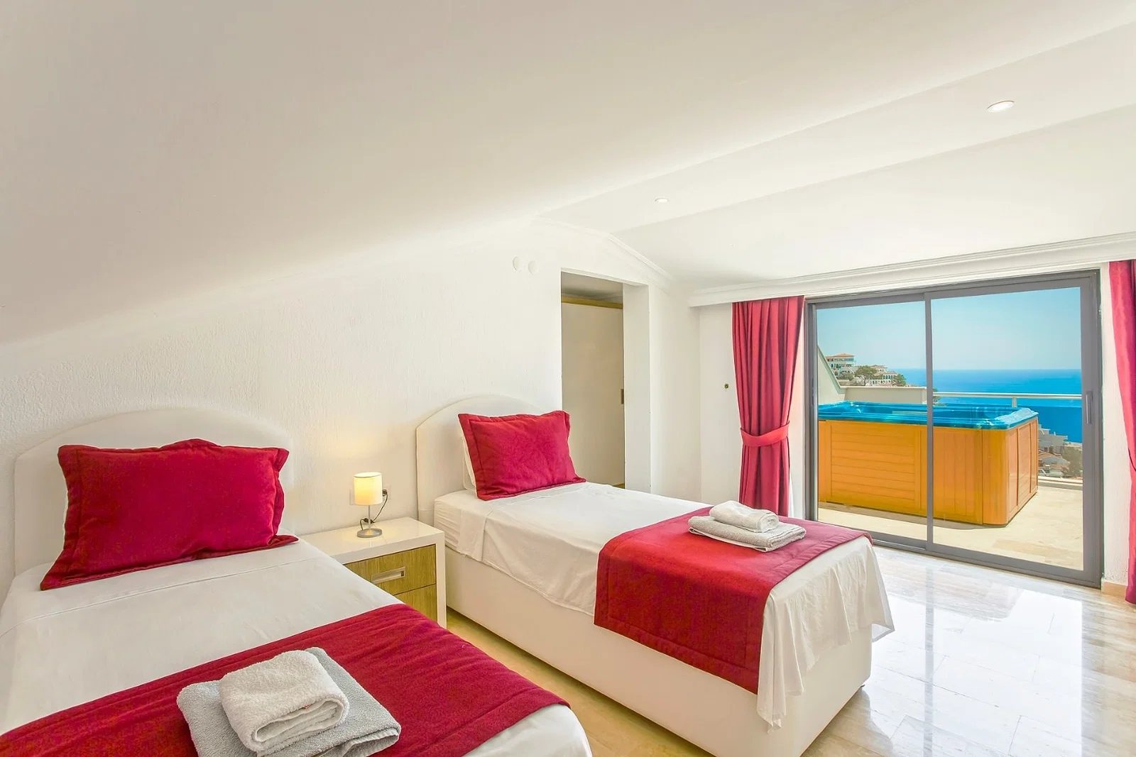 Kalkan’da Deniz Manzaralı, Isıtmalı Havuzlu, 14 Kişilik, Lüks Villa