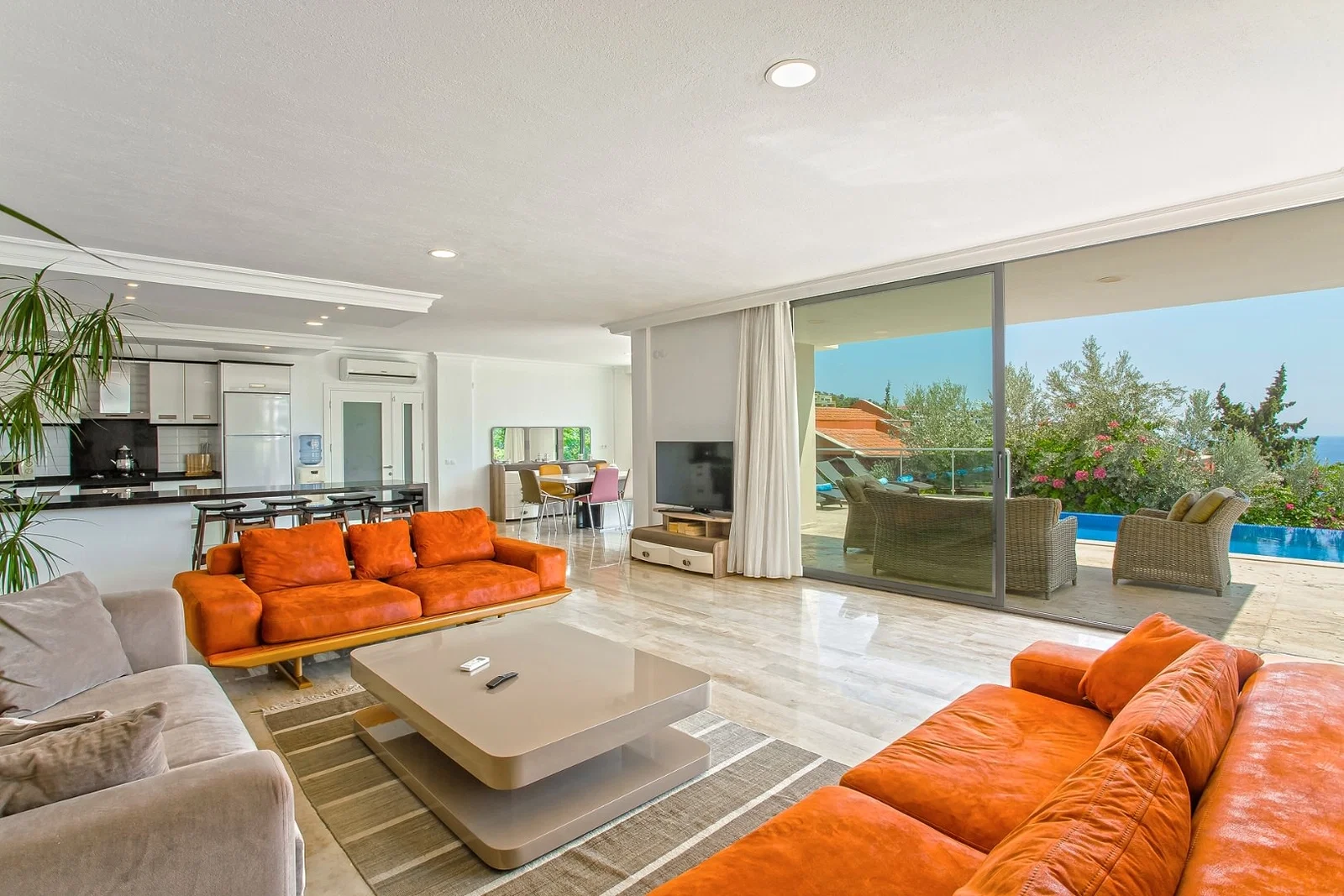 Kalkan’da Deniz Manzaralı, Isıtmalı Havuzlu, 14 Kişilik, Lüks Villa