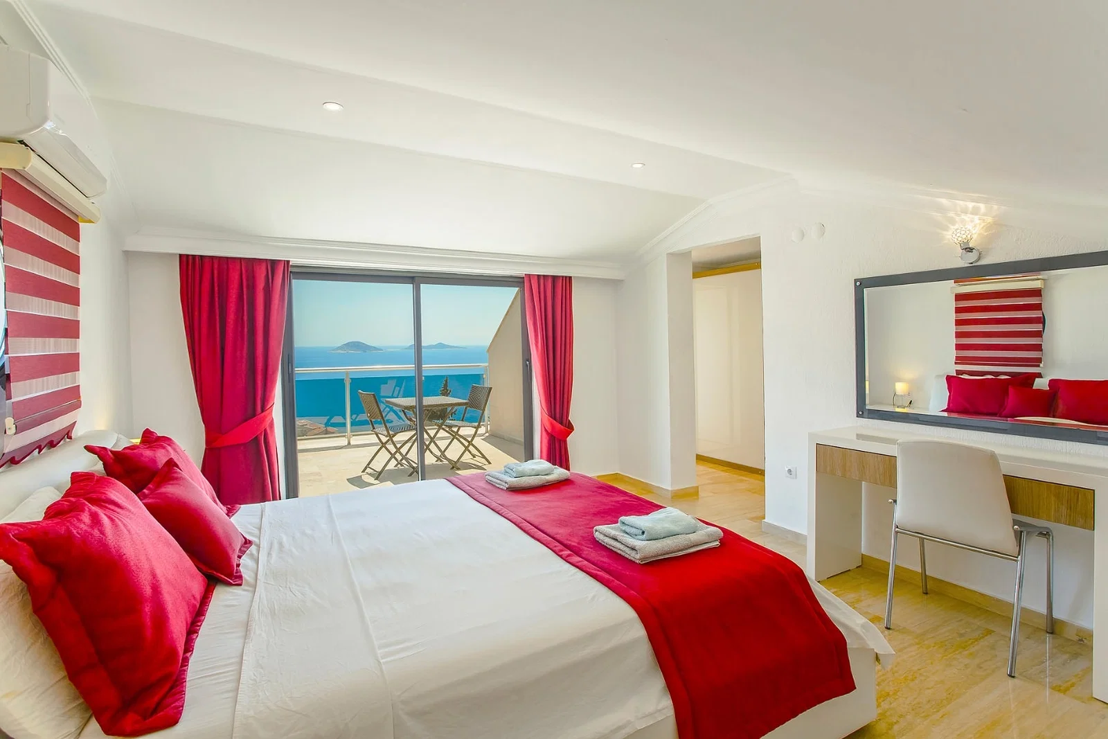Kalkan’da Deniz Manzaralı, Isıtmalı Havuzlu, 14 Kişilik, Lüks Villa
