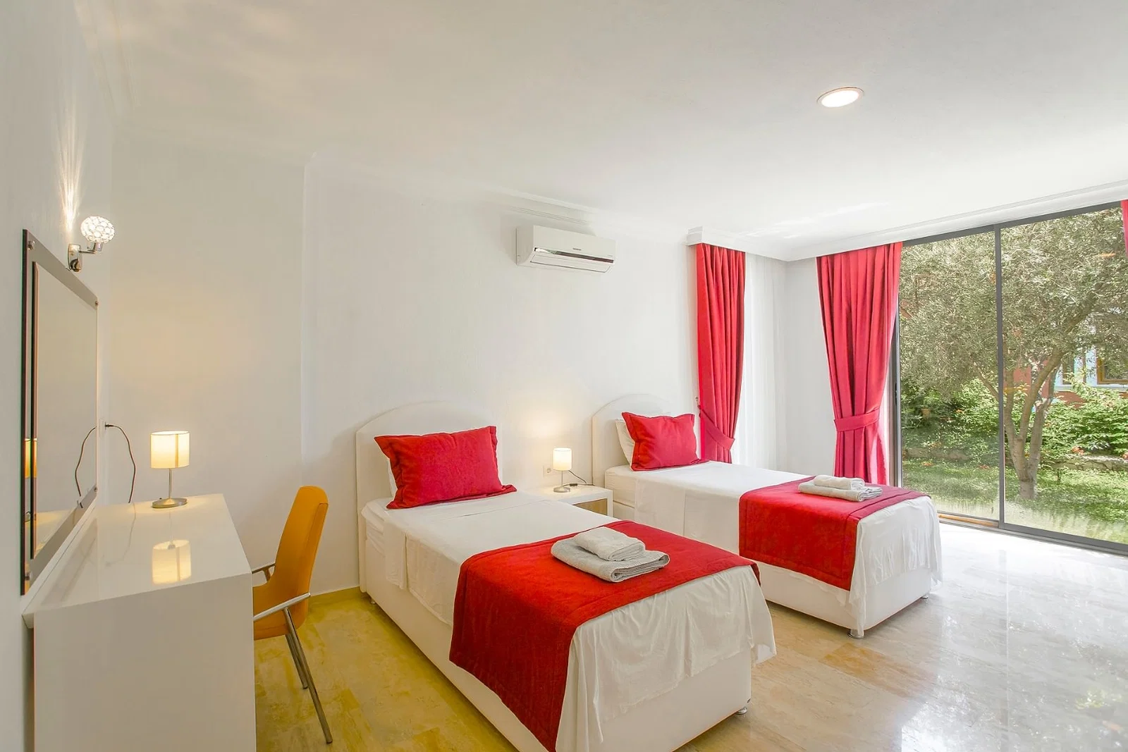 Kalkan’da Deniz Manzaralı, Isıtmalı Havuzlu, 14 Kişilik, Lüks Villa