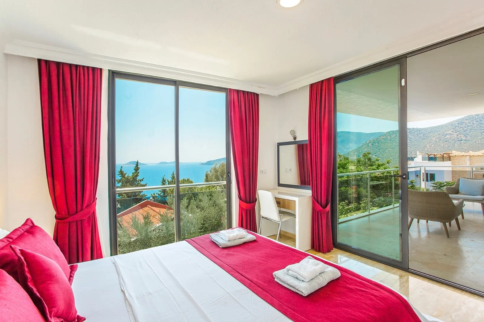 Kalkan’da Deniz Manzaralı, Isıtmalı Havuzlu, 14 Kişilik, Lüks Villa