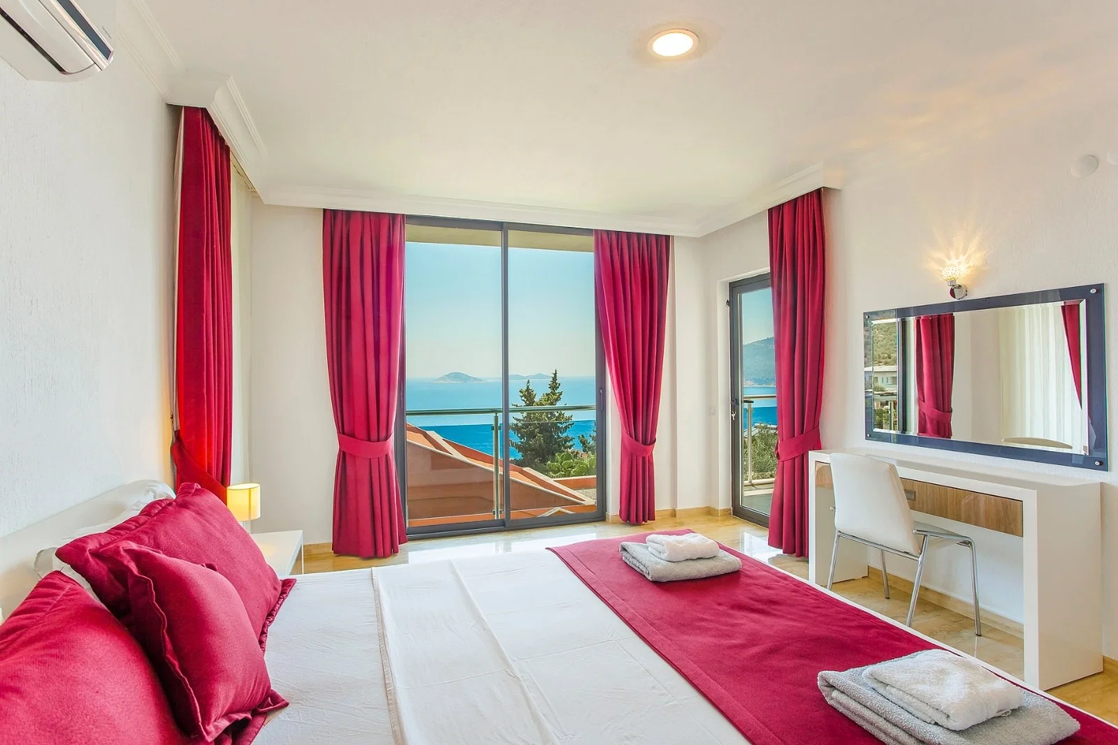 Kalkan’da Deniz Manzaralı, Isıtmalı Havuzlu, 14 Kişilik, Lüks Villa
