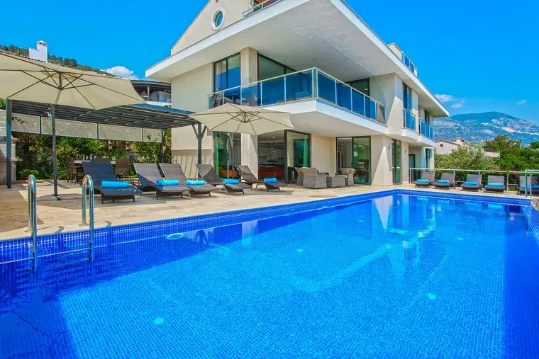 Kalkan’da Deniz Manzaralı, Isıtmalı Havuzlu, 14 Kişilik, Lüks Villa