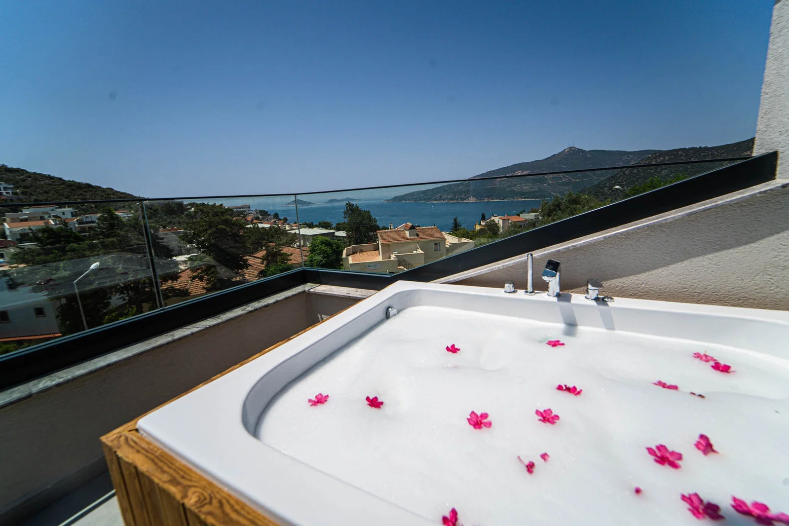 Kalkan’da Merkeze Yakın, Özel Havuzlu, 5 Yatak Odalı, Lüks Villa