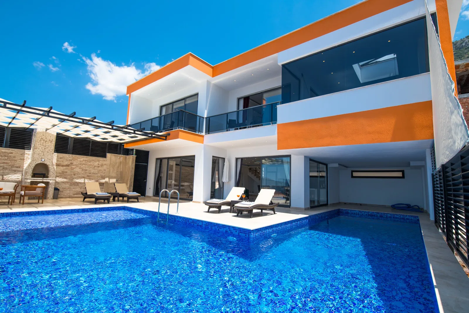 Kalkan’da korunaklı havuzlu kiralık villa