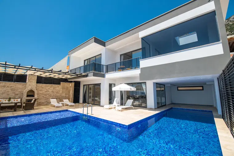 2 Yatak Odalı Isıtmalı Havuzlu Kiralık Villa, Kalkan’da Korunaklı