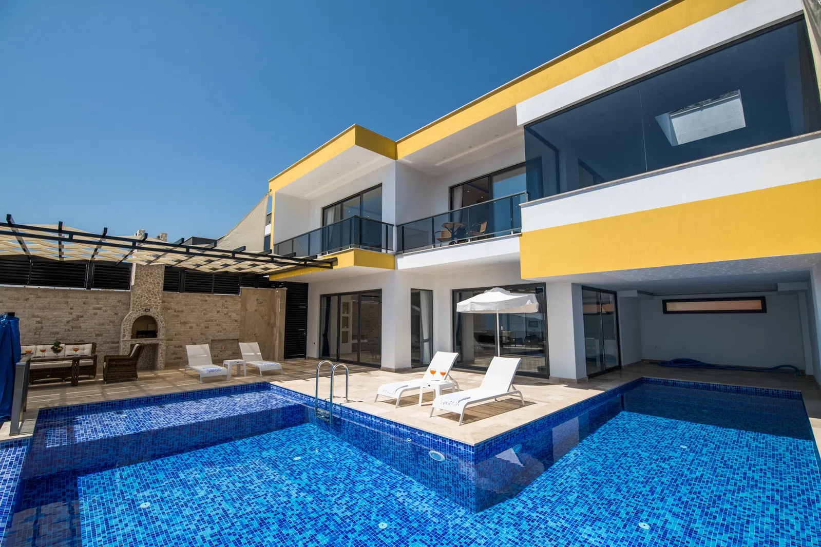 Kalkan’da korunaklı havuzlu kiralık villa