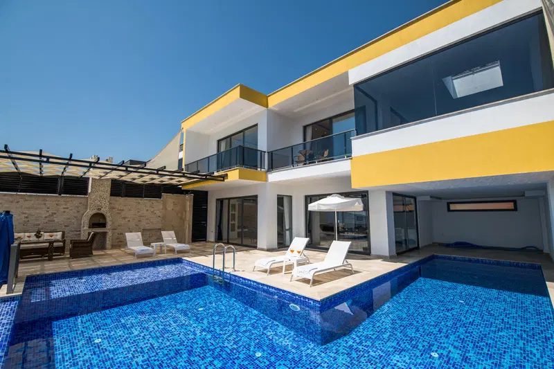 Kalkan’da korunaklı havuzlu kiralık villa