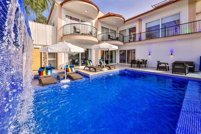 Kalkan’da korunaklı havuzlu kiralık villa