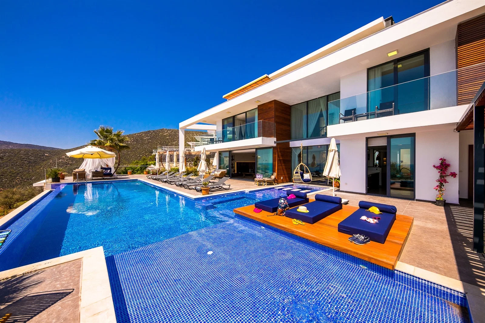 Kalkan’da Merkeze Yakın, Özel Havuzlu, 5 Yatak Odalı, Lüks Villa