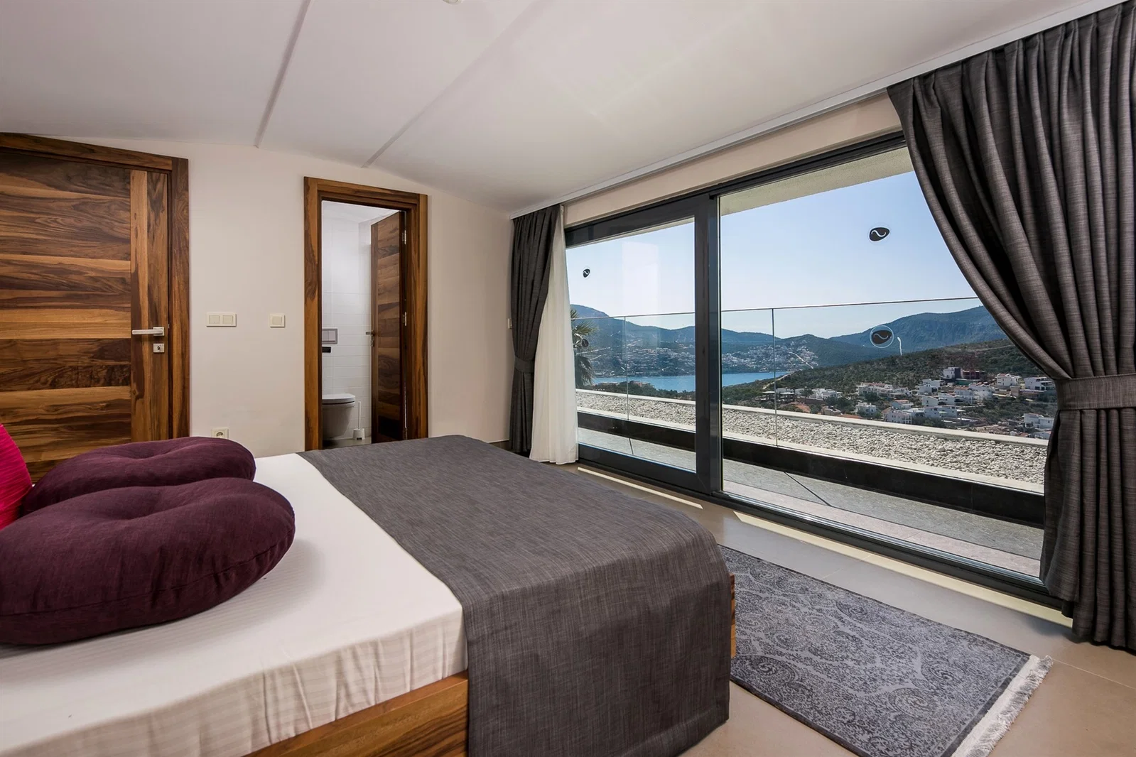 Kalkan’da Merkeze Yakın, Özel Havuzlu, 5 Yatak Odalı, Lüks Villa
