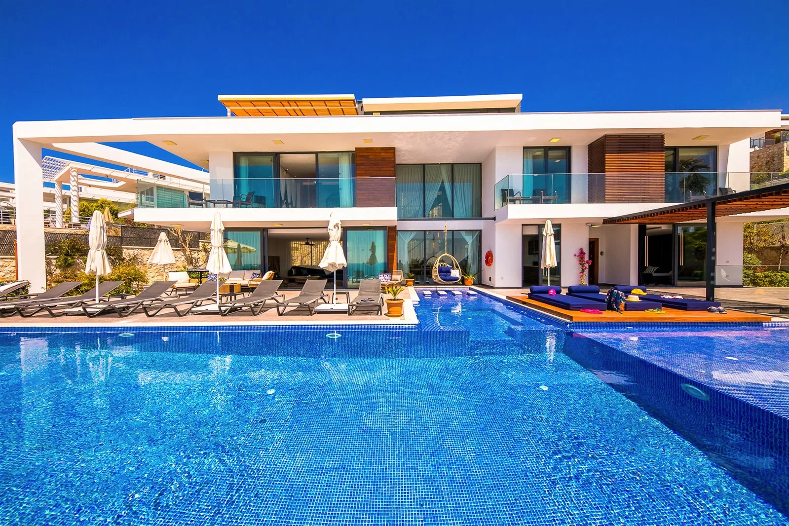 Kalkan’da sonsuzluk havuzlu kiralık villa