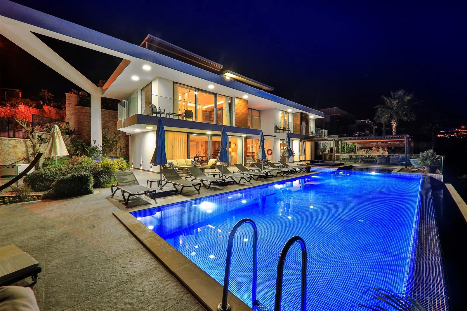 Kalkan’da Merkeze Yakın, Özel Havuzlu, 5 Yatak Odalı, Lüks Villa