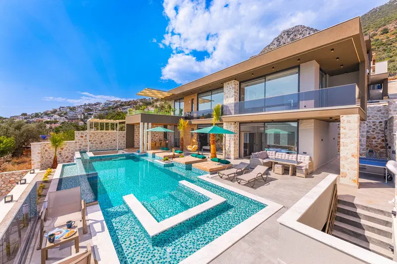 Kalkan’da ısıtmalı havuzlu kiralık villa