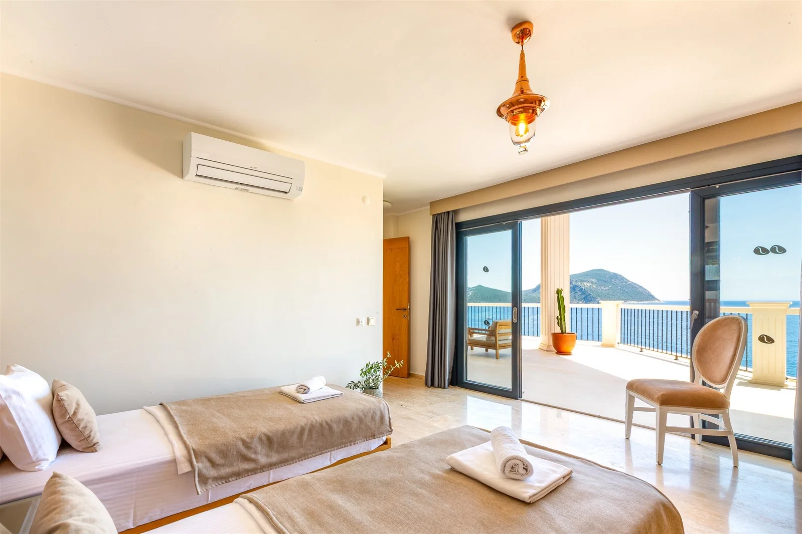Kalkan’da Merkeze Yakın, Özel Havuzlu, 5 Yatak Odalı, Lüks Villa