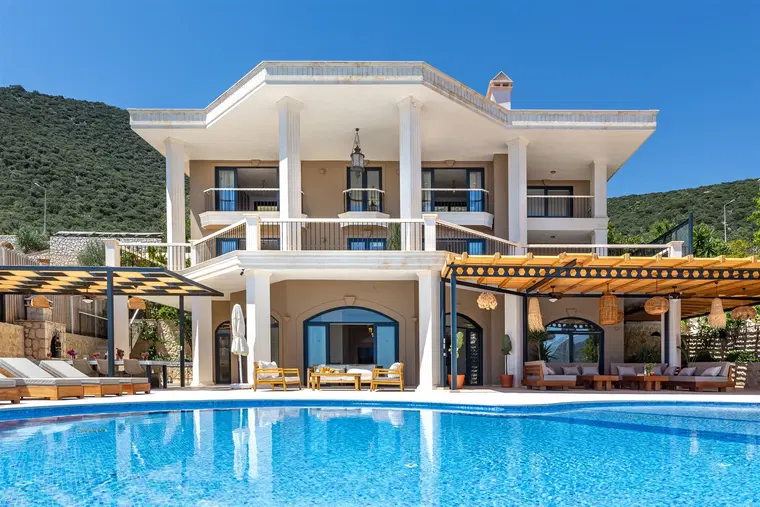 Kalkan’da Denize Sıfır, Sonsuzluk Havuzlu, Jakuzili, Lüks Villa